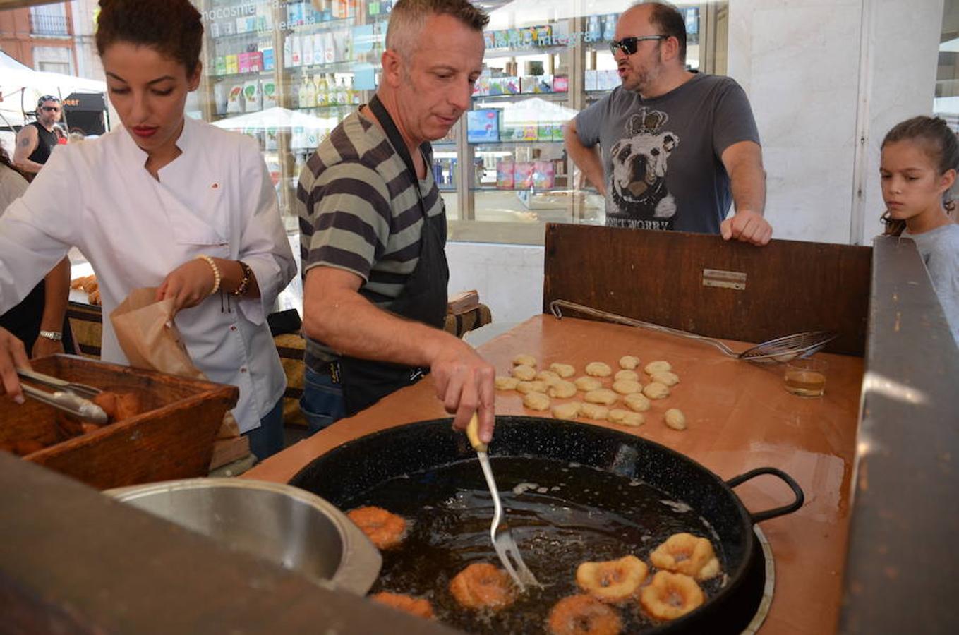 La peña calagurritana celebró su feria de artesanos con una treintena de puestos 