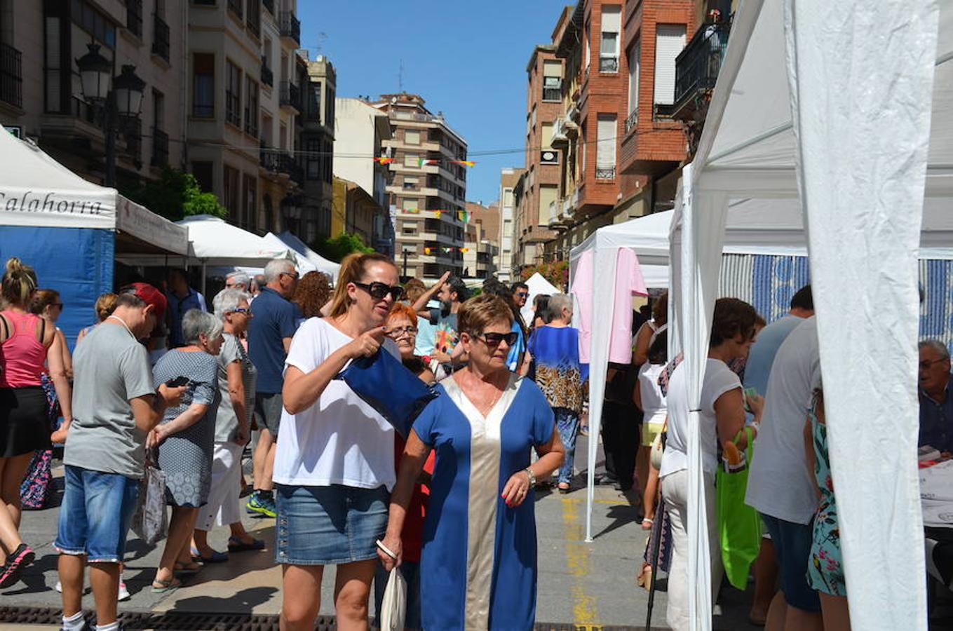 La peña calagurritana celebró su feria de artesanos con una treintena de puestos 