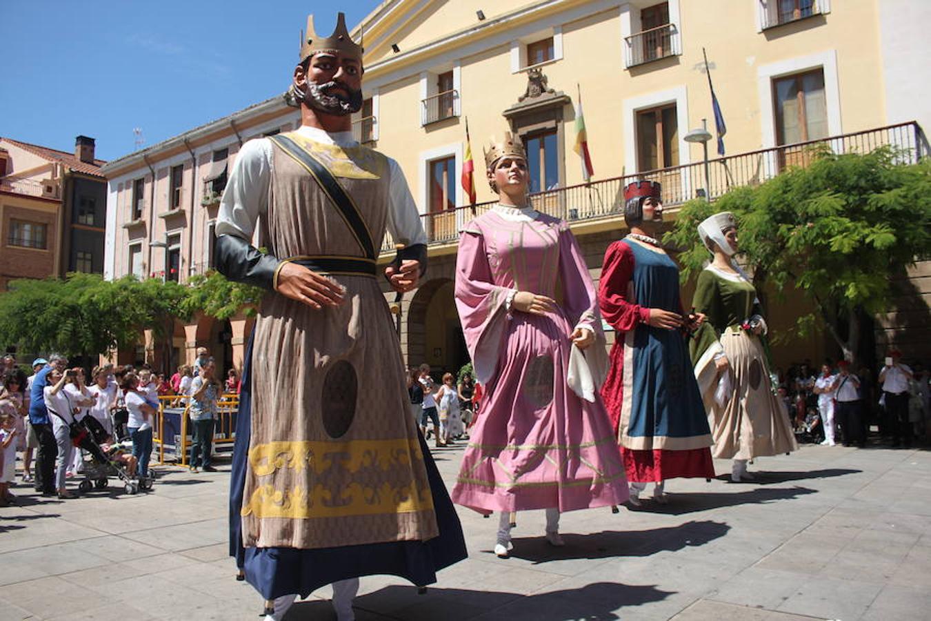 Unos 600 jóvenes compartieron la comida popular y fiesta pinchadiscos en el penúltimo día de fiestas de Alfaro