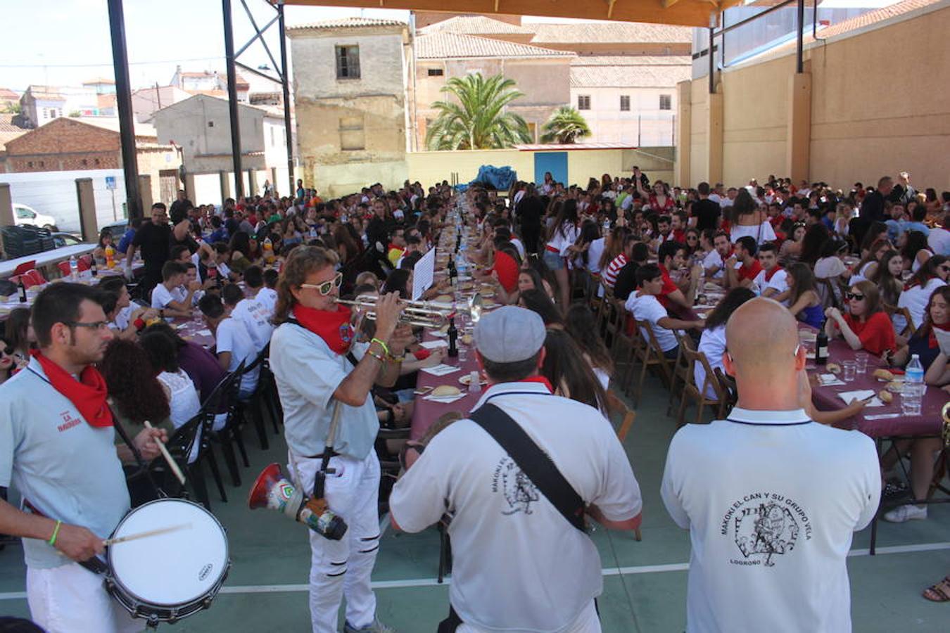 Unos 600 jóvenes compartieron la comida popular y fiesta pinchadiscos en el penúltimo día de fiestas de Alfaro