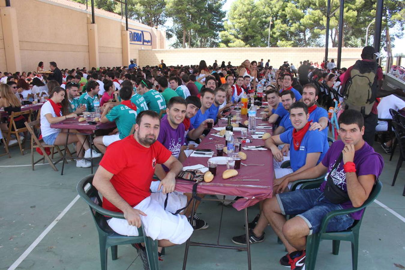 Unos 600 jóvenes compartieron la comida popular y fiesta pinchadiscos en el penúltimo día de fiestas de Alfaro