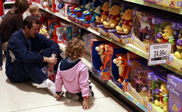 Varias personas, comprando juguetes en Toys 'R' Us.