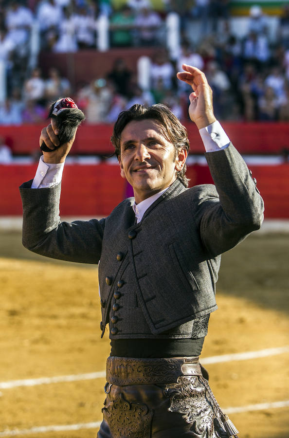 Fotos: Se esculpe a sí mismo cuando torea