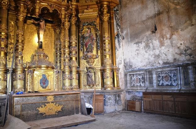 Humedades detectadas en una de las paredes de la capilla del Cristo de la Pelota.