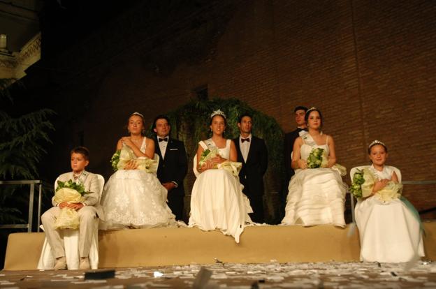 Reyes infantiles, con la reina y damas de las fiestas 2018 y sus acompañantes durante la ceremonia de la coronación. 