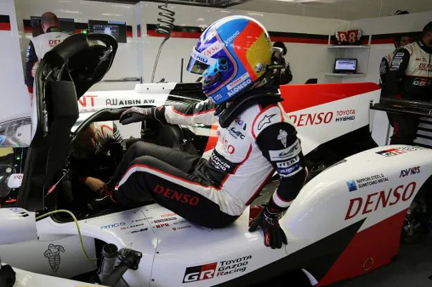 Fernando Alonso sale del Toyota en el circuito de Silverstone. :: efe