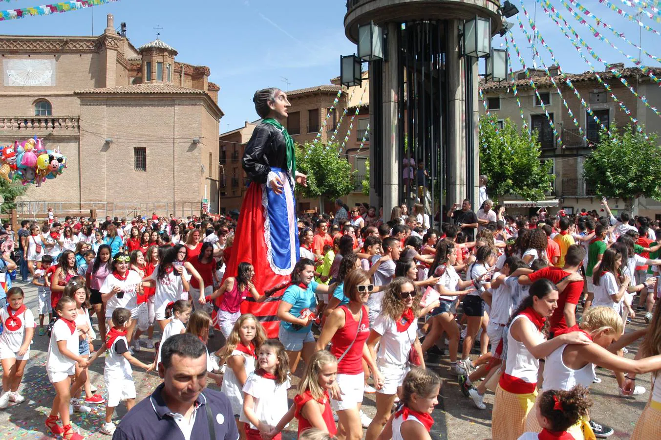 Disparo del cohete y desfile de carrozas