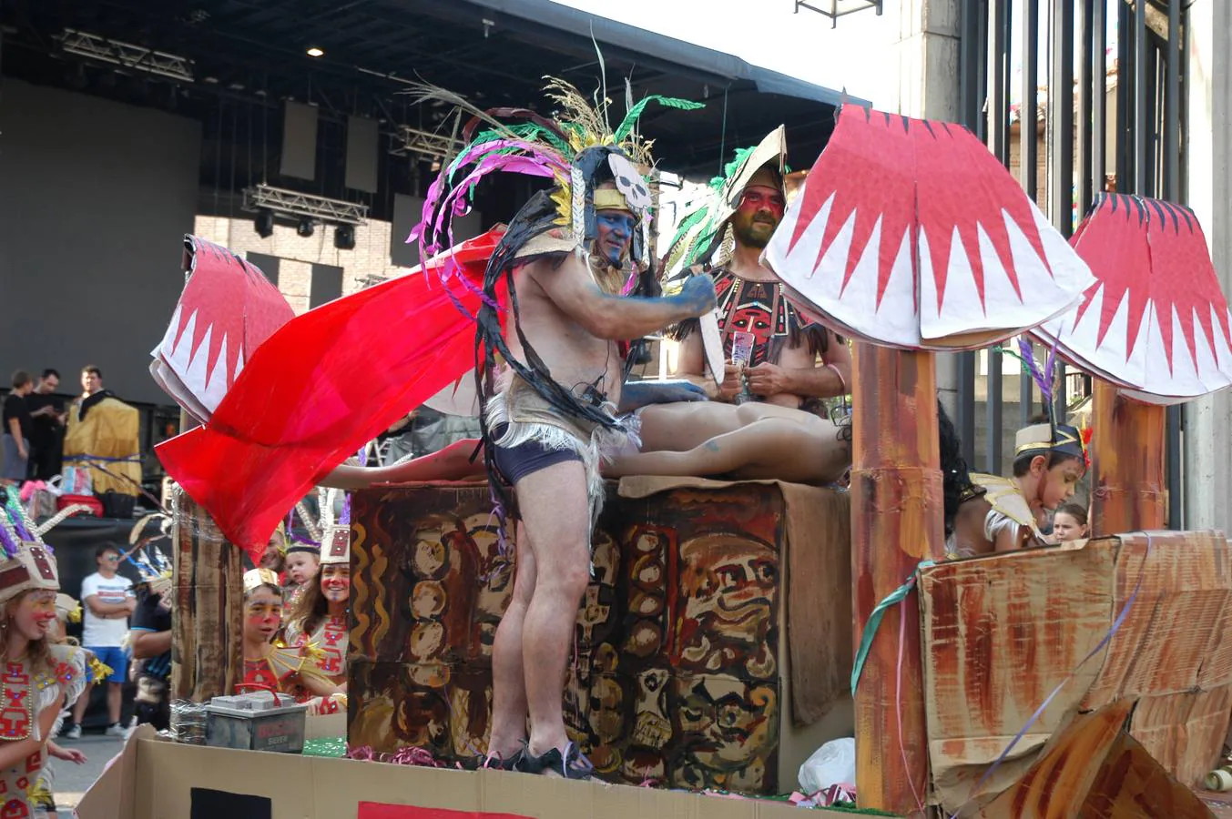 Disparo del cohete y desfile de carrozas