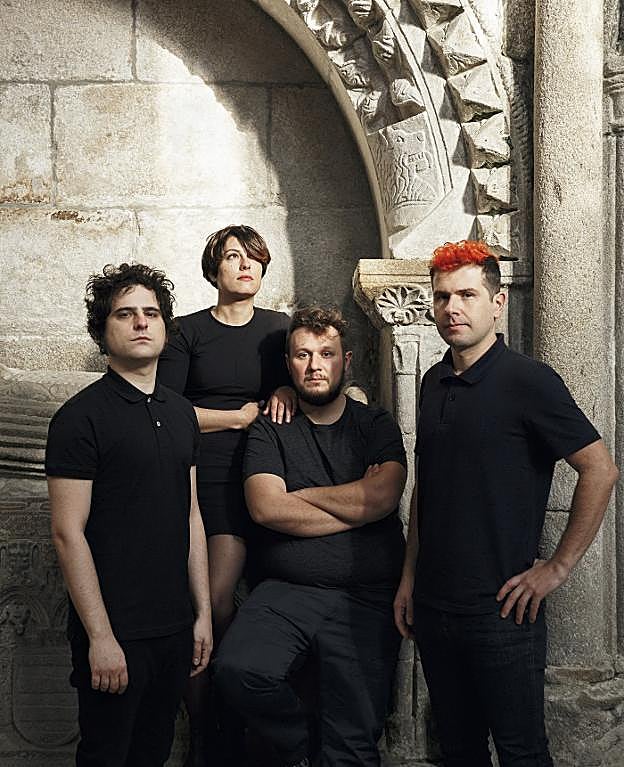 Isabel Cea posa con sus compañeros de Triángulo de Amor Bizarro. 