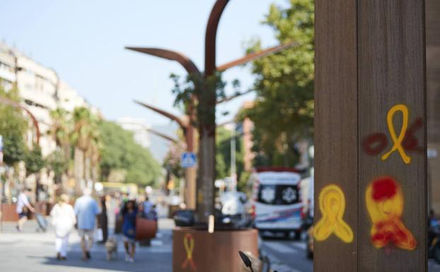 Una mujer que quitaba lazos amarillos es agredida por un hombre en Barcelona