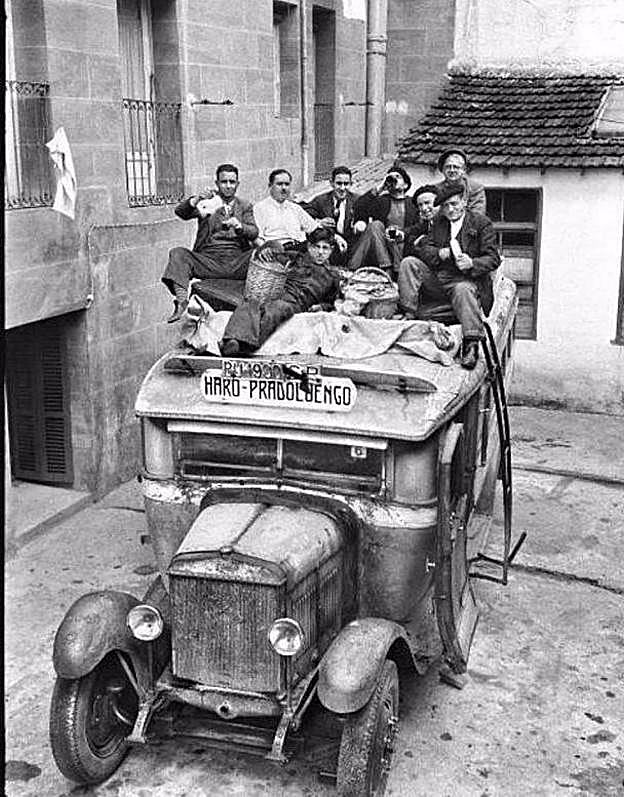 Jarreros beben vino sobre un autobús en 1936. :: 