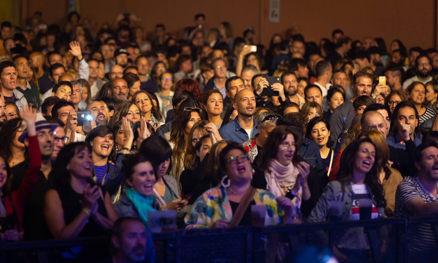 Mikel Erentxun y Pecker estuvieron acompañados en directo de la cantante Marilia Andrés, aunque la verdadera sorpresa fue el magnífico directo de Iseo & Dodosound W/The Mousehunters