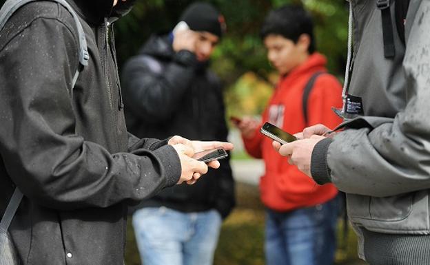 Adolescentes con smarphones.