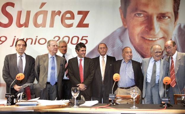 Osorio (segundo por la izquierda) en un homenaje a Suárez.