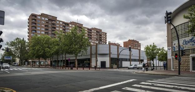 El local está situado en la confluencia de avenida de Madrid con Club Deportivo. :: 