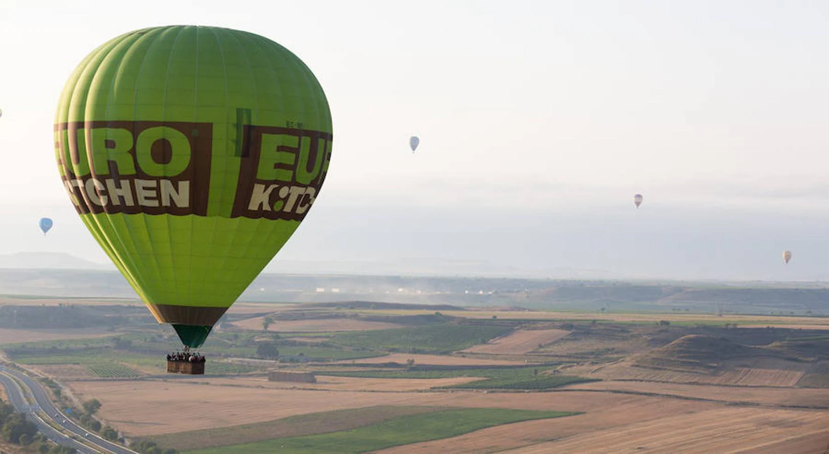 El cielo de Haro se llena estos días de los colores de 26 globos aerostáticos que compiten en el XLV Campeonato de España Nacional de Globos Aerostáticos, que concluirá el próximo día 2 y en el que se recorren del orden de 15 kilómetros por vuelo.