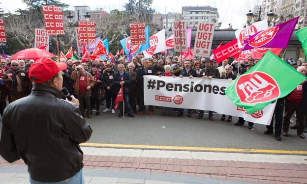 Manifestación de pensionistas, el pasado mes de marzo reclamando la revalorización de las mismas. :: 