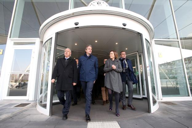 El exministro De la Serna, junto a la alcaldesa Gamarra y el presidente Ceniceros, en una visita a Logroño en enero del 2017. :: juan marín