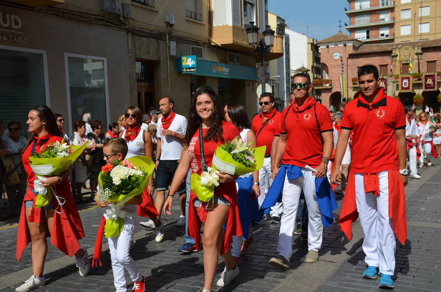 Cientos de calagurritanos se acercaron a la catedral para agasajar con ramos multicolores a los mártires calagurritanos 