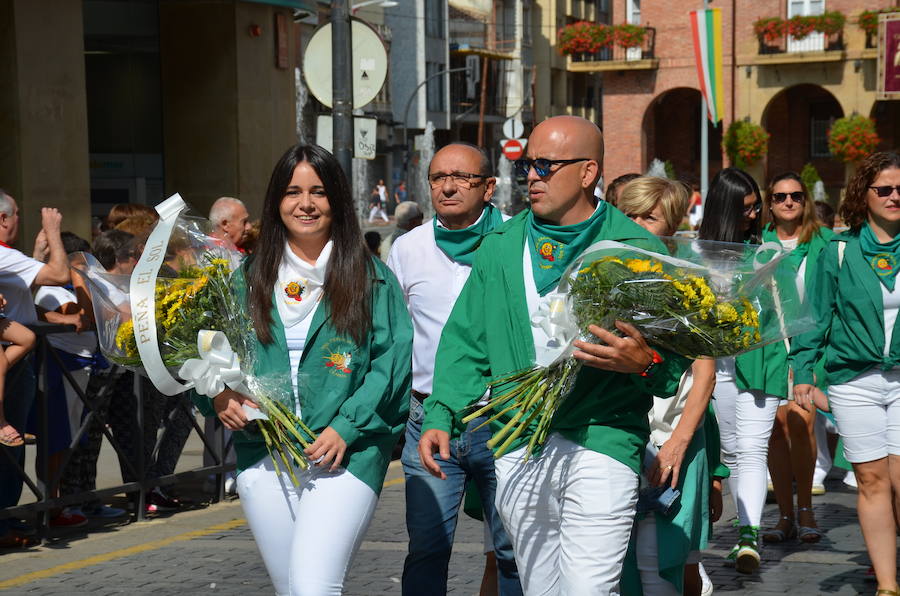 Cientos de calagurritanos se acercaron a la catedral para agasajar con ramos multicolores a los mártires calagurritanos 