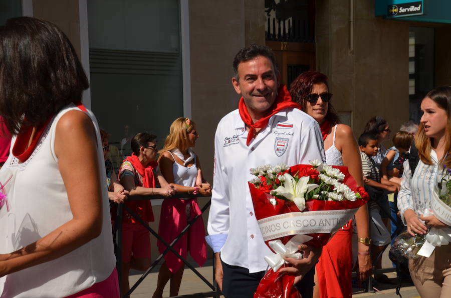 Cientos de calagurritanos se acercaron a la catedral para agasajar con ramos multicolores a los mártires calagurritanos 