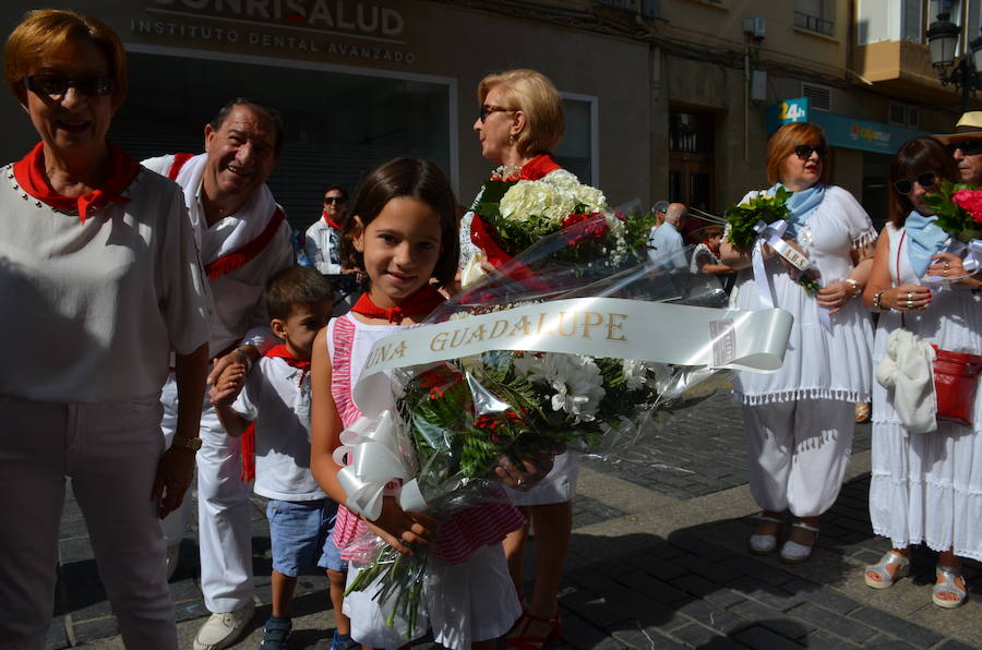 Cientos de calagurritanos se acercaron a la catedral para agasajar con ramos multicolores a los mártires calagurritanos 