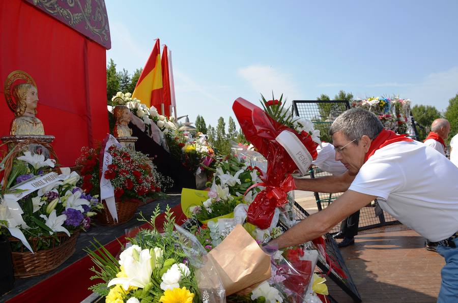 Cientos de calagurritanos se acercaron a la catedral para agasajar con ramos multicolores a los mártires calagurritanos 