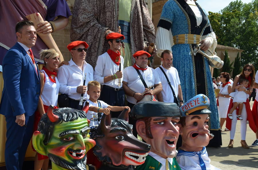 Cientos de calagurritanos se acercaron a la catedral para agasajar con ramos multicolores a los mártires calagurritanos 