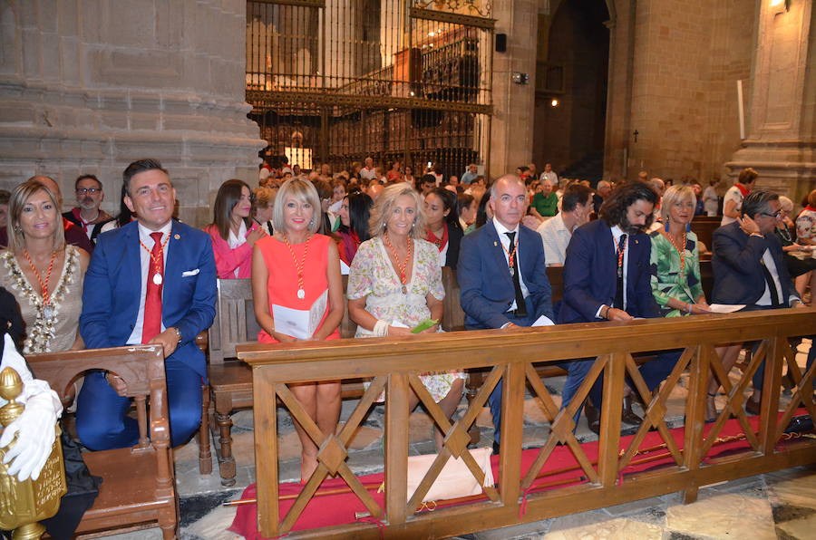 Cientos de calagurritanos se acercaron a la catedral para agasajar con ramos multicolores a los mártires calagurritanos 