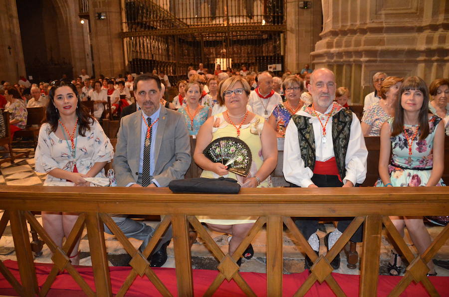 Cientos de calagurritanos se acercaron a la catedral para agasajar con ramos multicolores a los mártires calagurritanos 