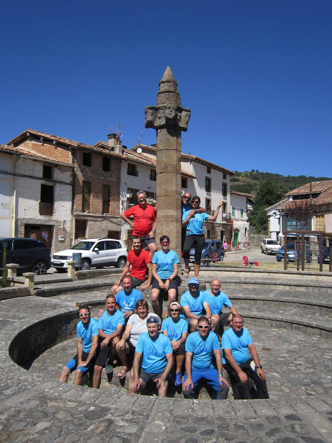 Marcha senderista por las aldeas del entorno de Ojacastro. La bondad climática ha animado a participar a muchos caminantes que han podido disfrutar del fantástico paisaje. 