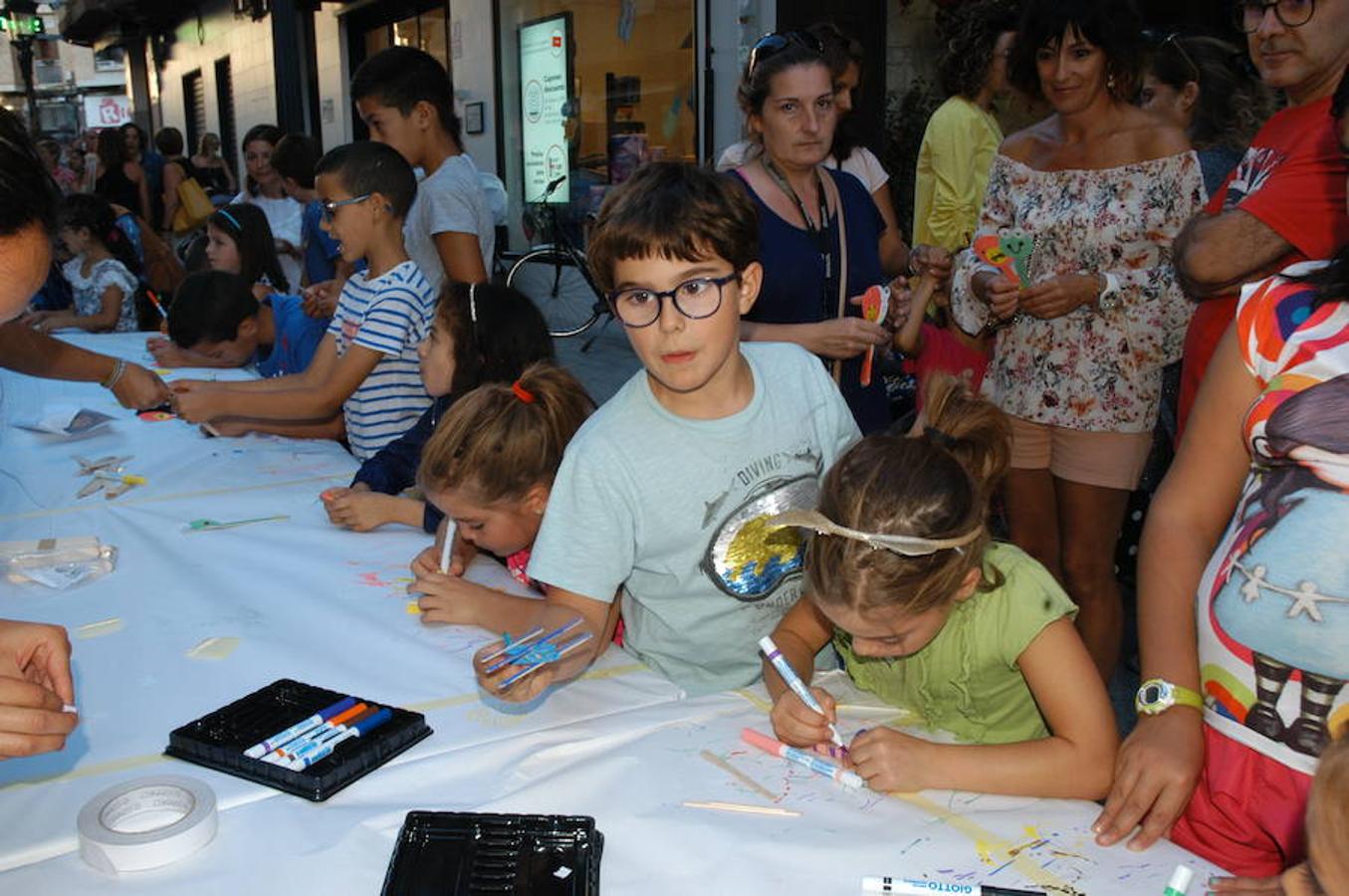 Imágenes del FlipArnedo celebrado ayer en Arnedo con juegos, talleres y teatro en la callle.