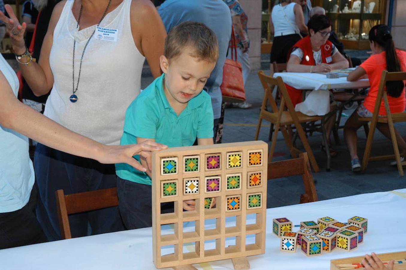 Imágenes del FlipArnedo celebrado ayer en Arnedo con juegos, talleres y teatro en la callle.