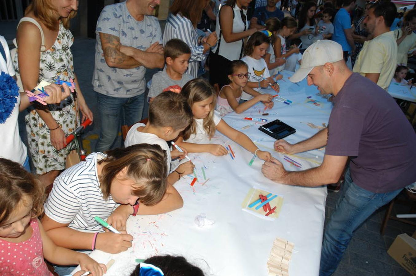 Imágenes del FlipArnedo celebrado ayer en Arnedo con juegos, talleres y teatro en la callle.