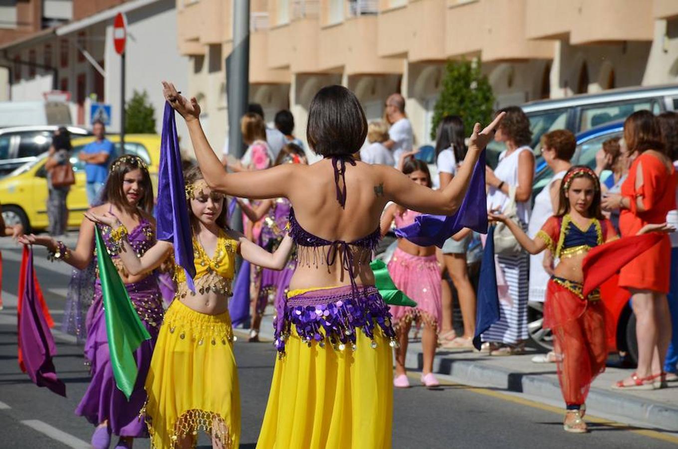 A lo largo del fin de semana se celebra en Arnedo el XX Mercado Kan de Vico. El espectacular desfile inaugural ha brillado con luz y color. Ochenta puestos se encargan de crear una atmósfera de otro tiempo. 