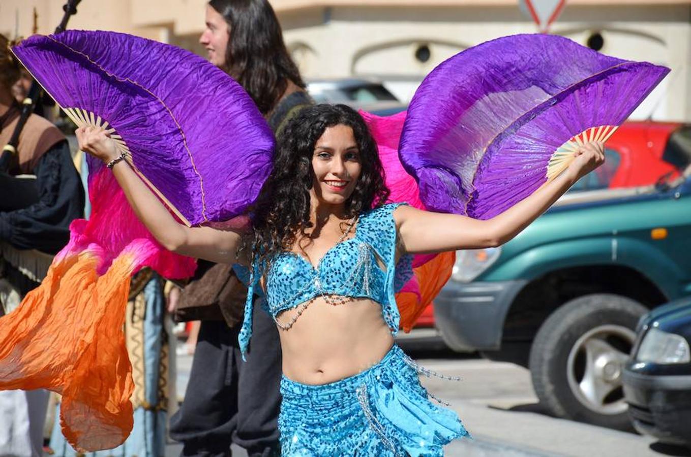 A lo largo del fin de semana se celebra en Arnedo el XX Mercado Kan de Vico. El espectacular desfile inaugural ha brillado con luz y color. Ochenta puestos se encargan de crear una atmósfera de otro tiempo. 