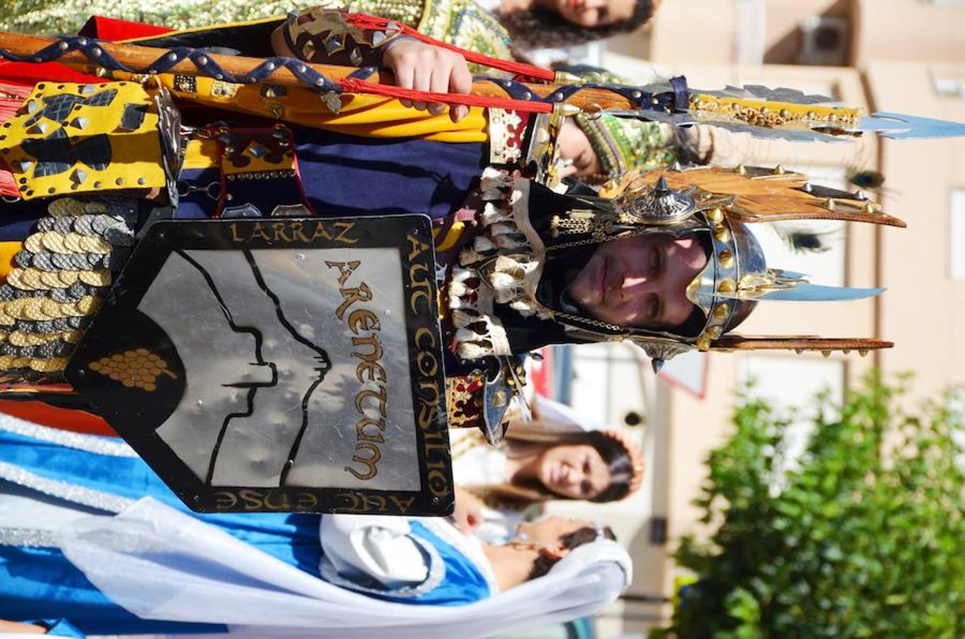 A lo largo del fin de semana se celebra en Arnedo el XX Mercado Kan de Vico. El espectacular desfile inaugural ha brillado con luz y color. Ochenta puestos se encargan de crear una atmósfera de otro tiempo. 