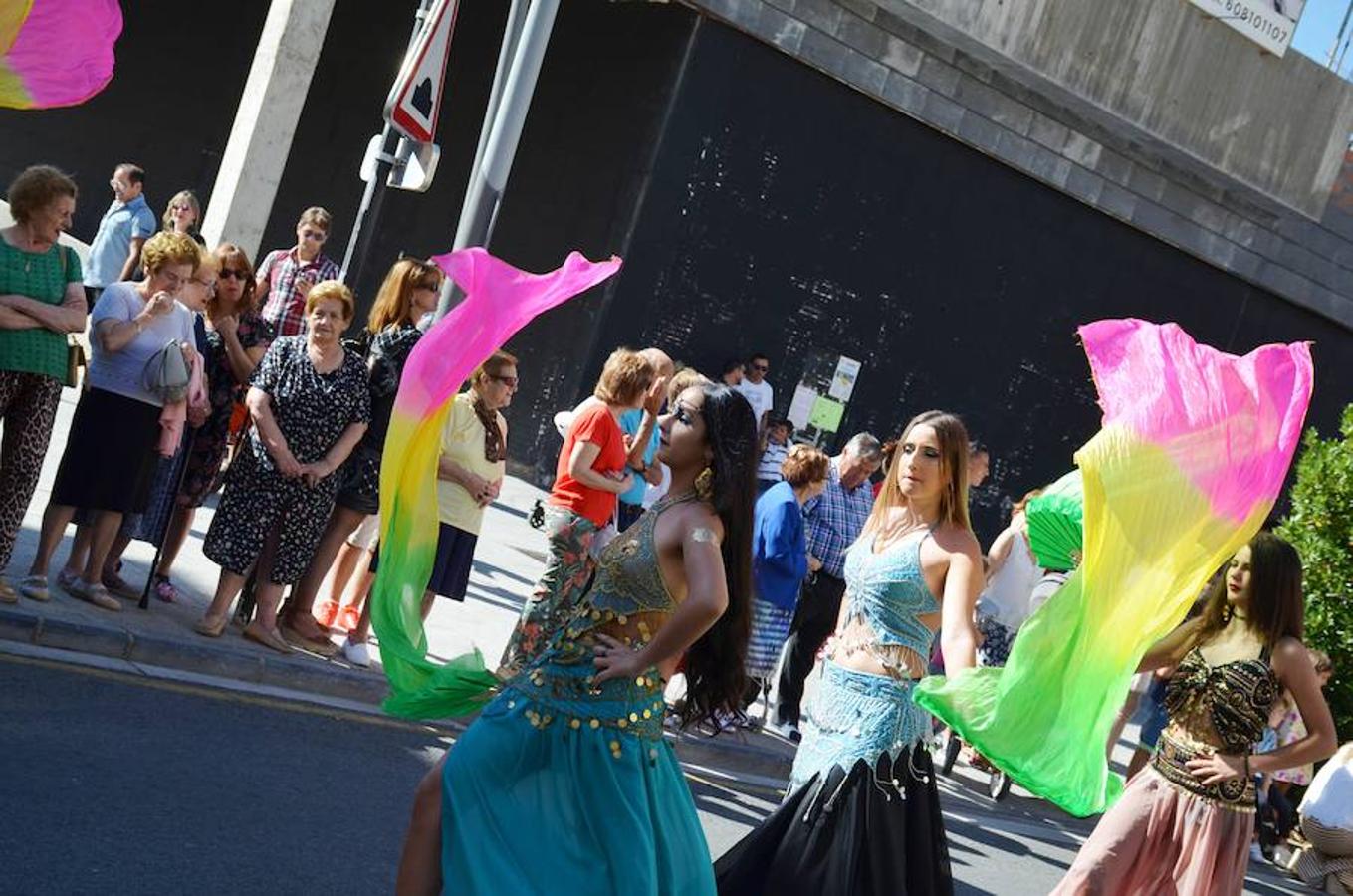 A lo largo del fin de semana se celebra en Arnedo el XX Mercado Kan de Vico. El espectacular desfile inaugural ha brillado con luz y color. Ochenta puestos se encargan de crear una atmósfera de otro tiempo. 