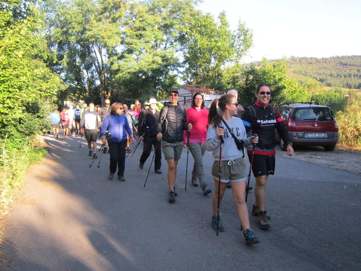 Marcha senderista por las aldeas del entorno de Ojacastro. La bondad climática ha animado a participar a muchos caminantes que han podido disfrutar del fantástico paisaje. 