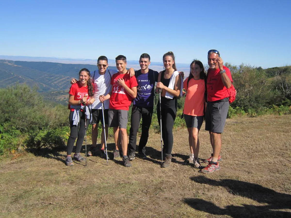 Marcha senderista por las aldeas del entorno de Ojacastro. La bondad climática ha animado a participar a muchos caminantes que han podido disfrutar del fantástico paisaje. 