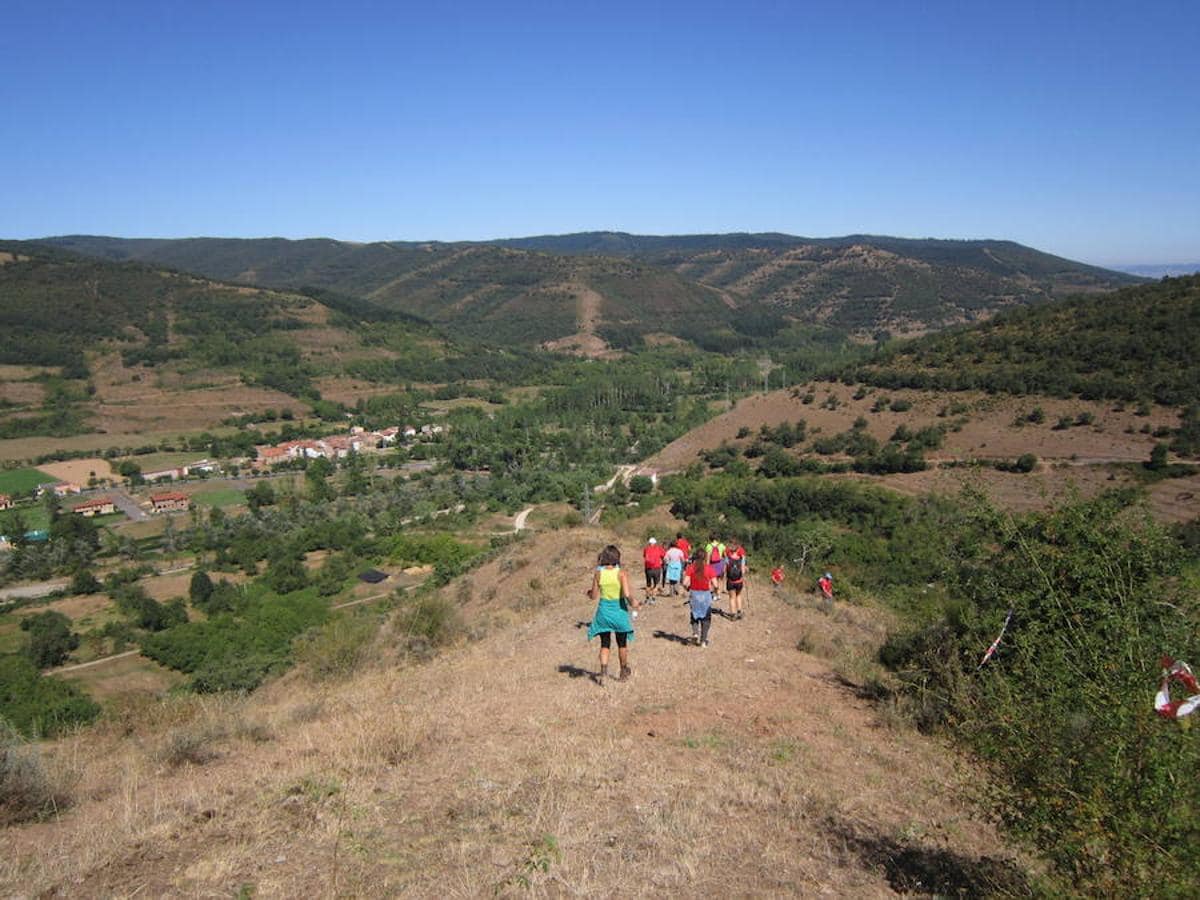 Marcha senderista por las aldeas del entorno de Ojacastro. La bondad climática ha animado a participar a muchos caminantes que han podido disfrutar del fantástico paisaje. 