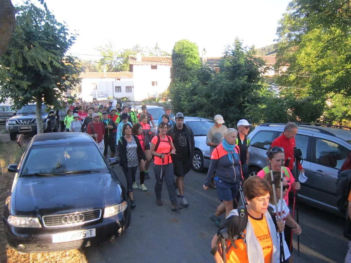 Marcha senderista por las aldeas del entorno de Ojacastro. La bondad climática ha animado a participar a muchos caminantes que han podido disfrutar del fantástico paisaje. 