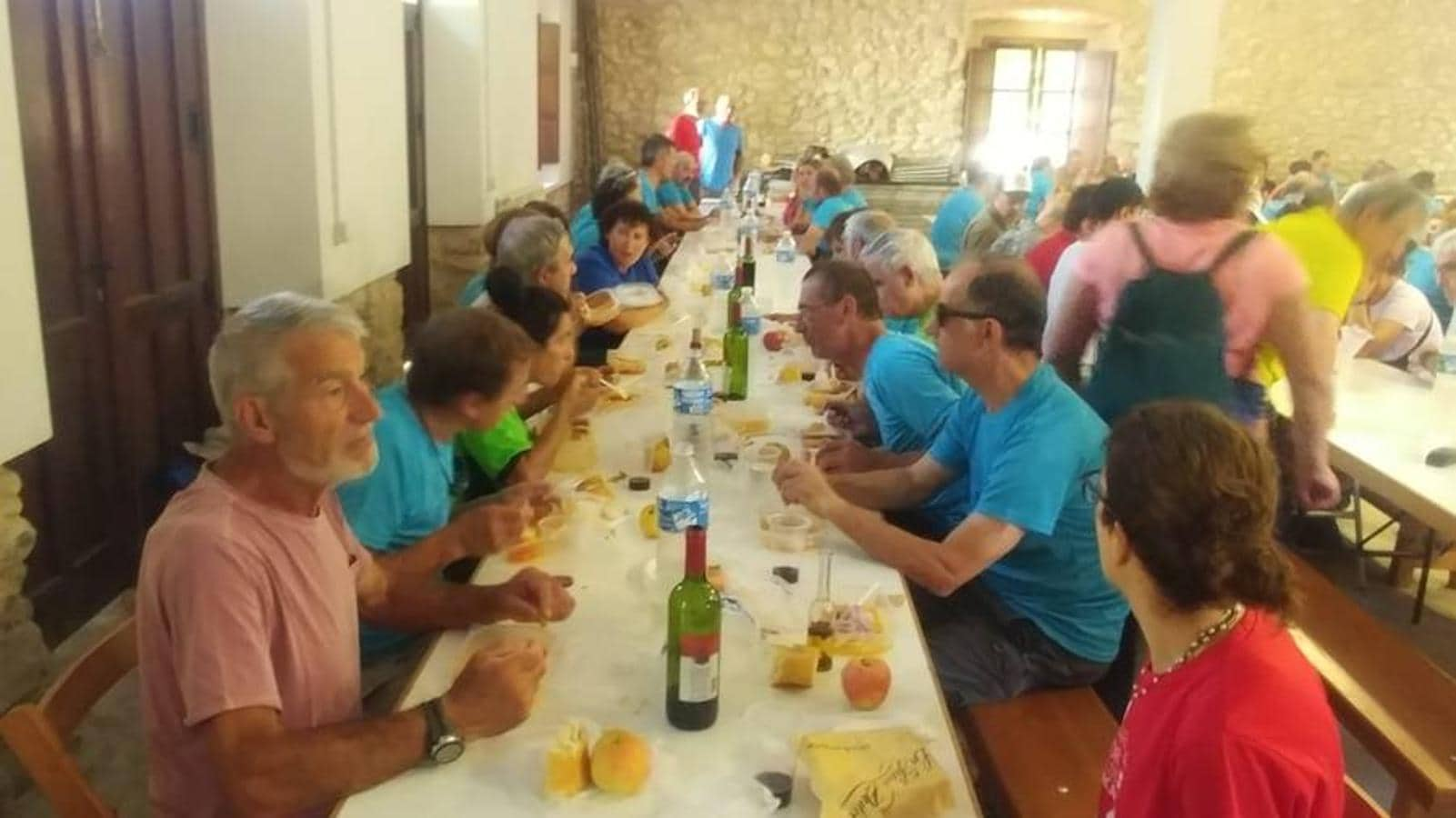 Marcha senderista por las aldeas del entorno de Ojacastro. La bondad climática ha animado a participar a muchos caminantes que han podido disfrutar del fantástico paisaje. 