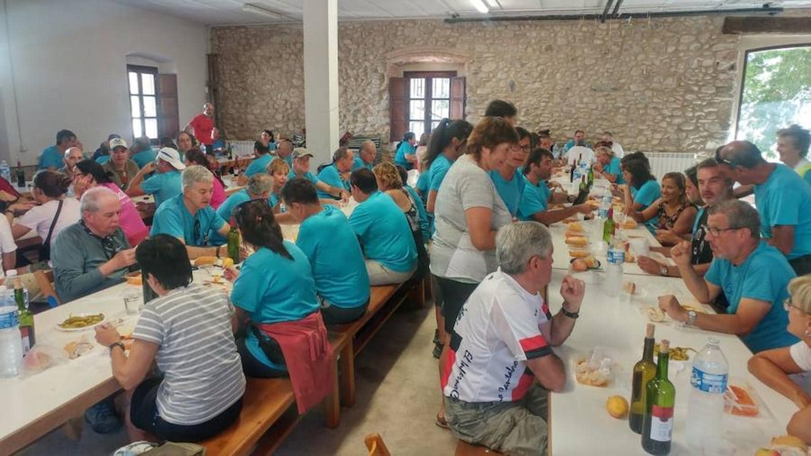 Marcha senderista por las aldeas del entorno de Ojacastro. La bondad climática ha animado a participar a muchos caminantes que han podido disfrutar del fantástico paisaje. 