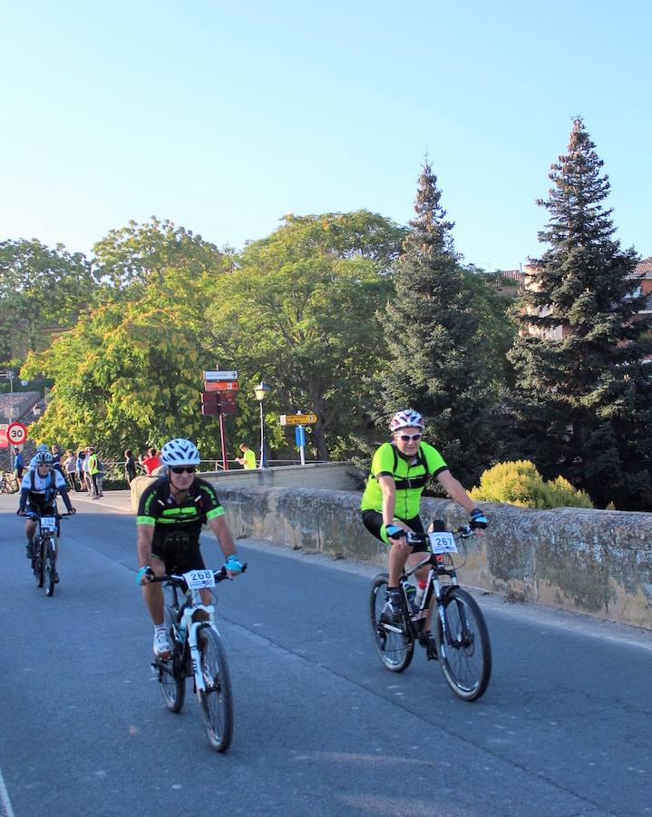 La IV marcha de bicicleta de montaña 'Hazla del Tirón' de Tirgo reunió a 400 corredores por un precioso recorrido en torno a los montes Oberenes.