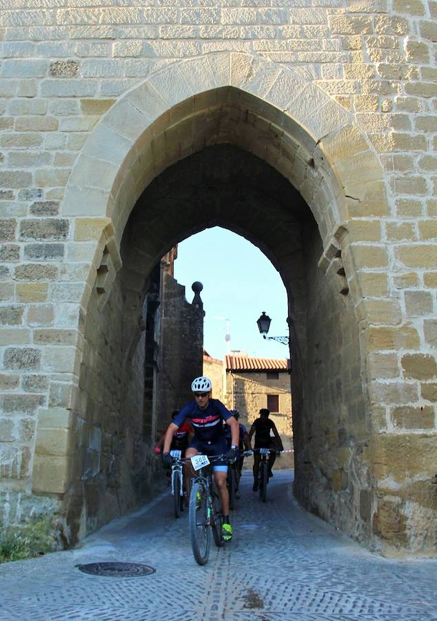 La IV marcha de bicicleta de montaña 'Hazla del Tirón' de Tirgo reunió a 400 corredores por un precioso recorrido en torno a los montes Oberenes.