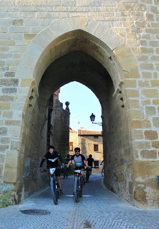 La IV marcha de bicicleta de montaña 'Hazla del Tirón' de Tirgo reunió a 400 corredores por un precioso recorrido en torno a los montes Oberenes.