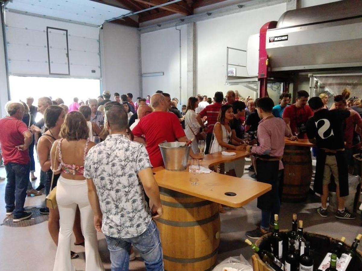 La Asociación de Mujeres de Ábalos lo ha vuelto a hacer. Van 21 años Amimación, puestos y música entre bodega y bodega para poder disfrutar de la cultura del vino.