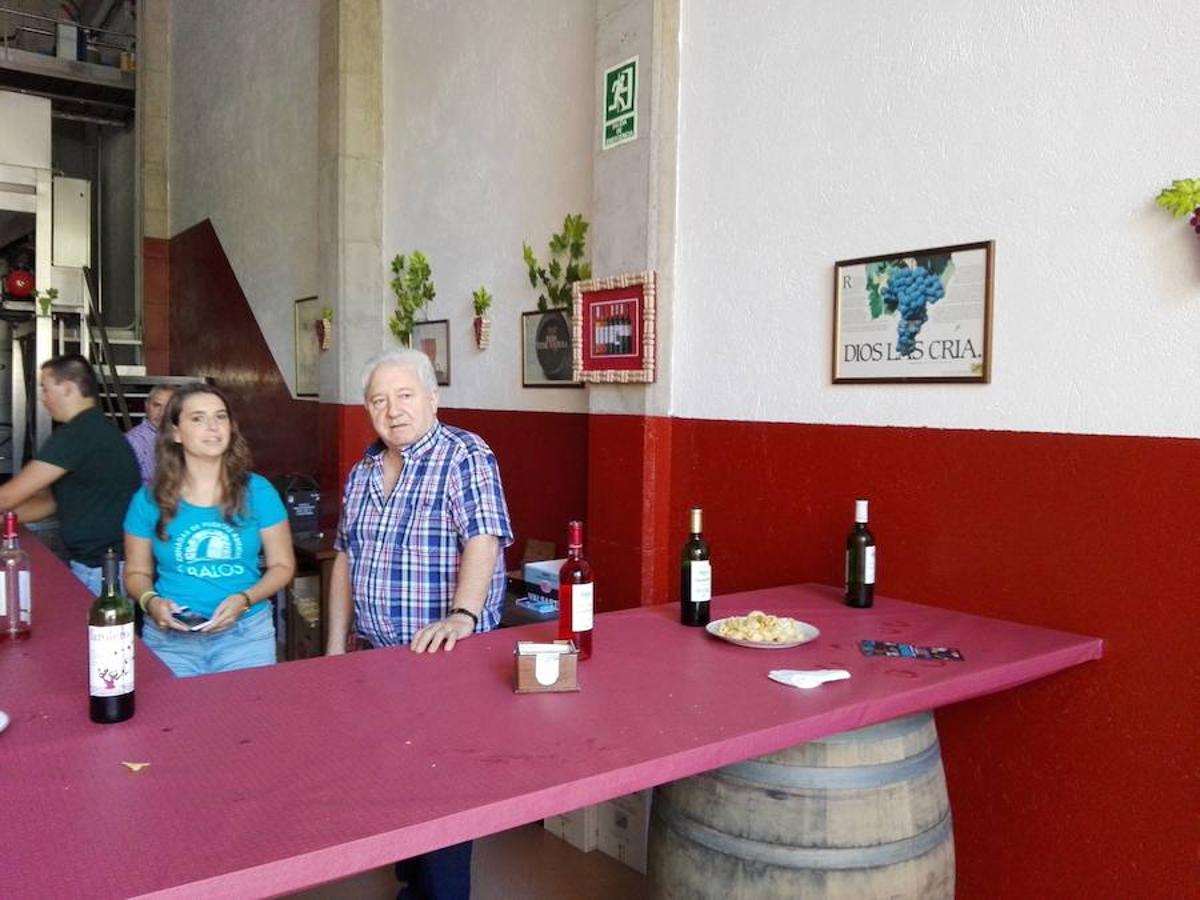 La Asociación de Mujeres de Ábalos lo ha vuelto a hacer. Van 21 años Amimación, puestos y música entre bodega y bodega para poder disfrutar de la cultura del vino.