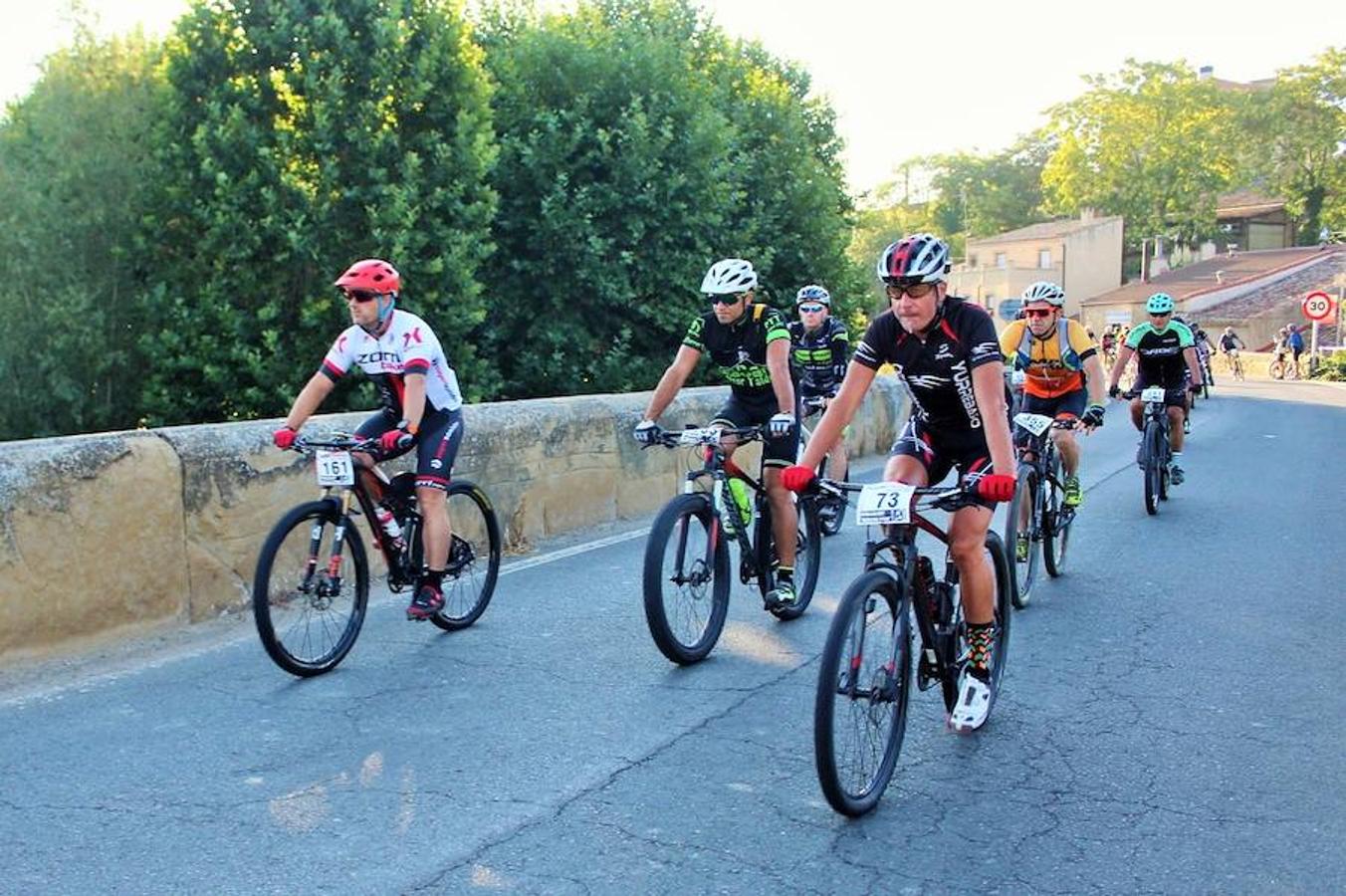 La IV marcha de bicicleta de montaña 'Hazla del Tirón' de Tirgo reunió a 400 corredores por un precioso recorrido en torno a los montes Oberenes.